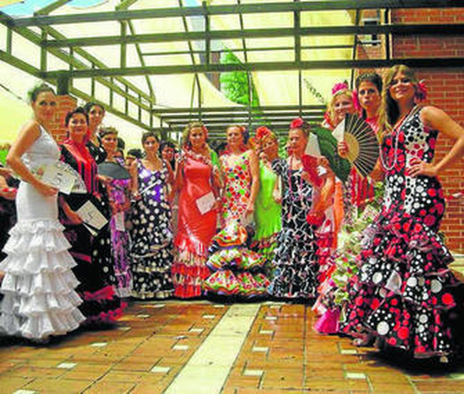 Las participantes lucieron elegantes diseños.
