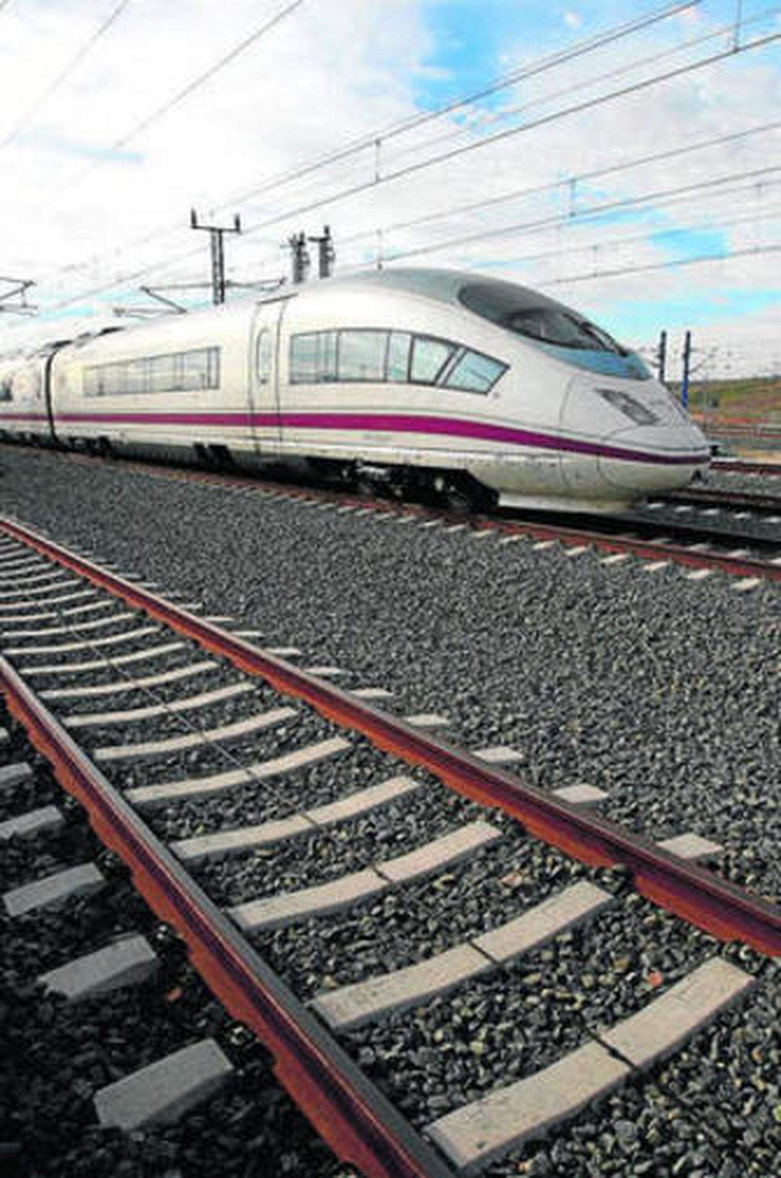 Un tren de alta velocidad que cubre la línea entre Madrid y Málaga.