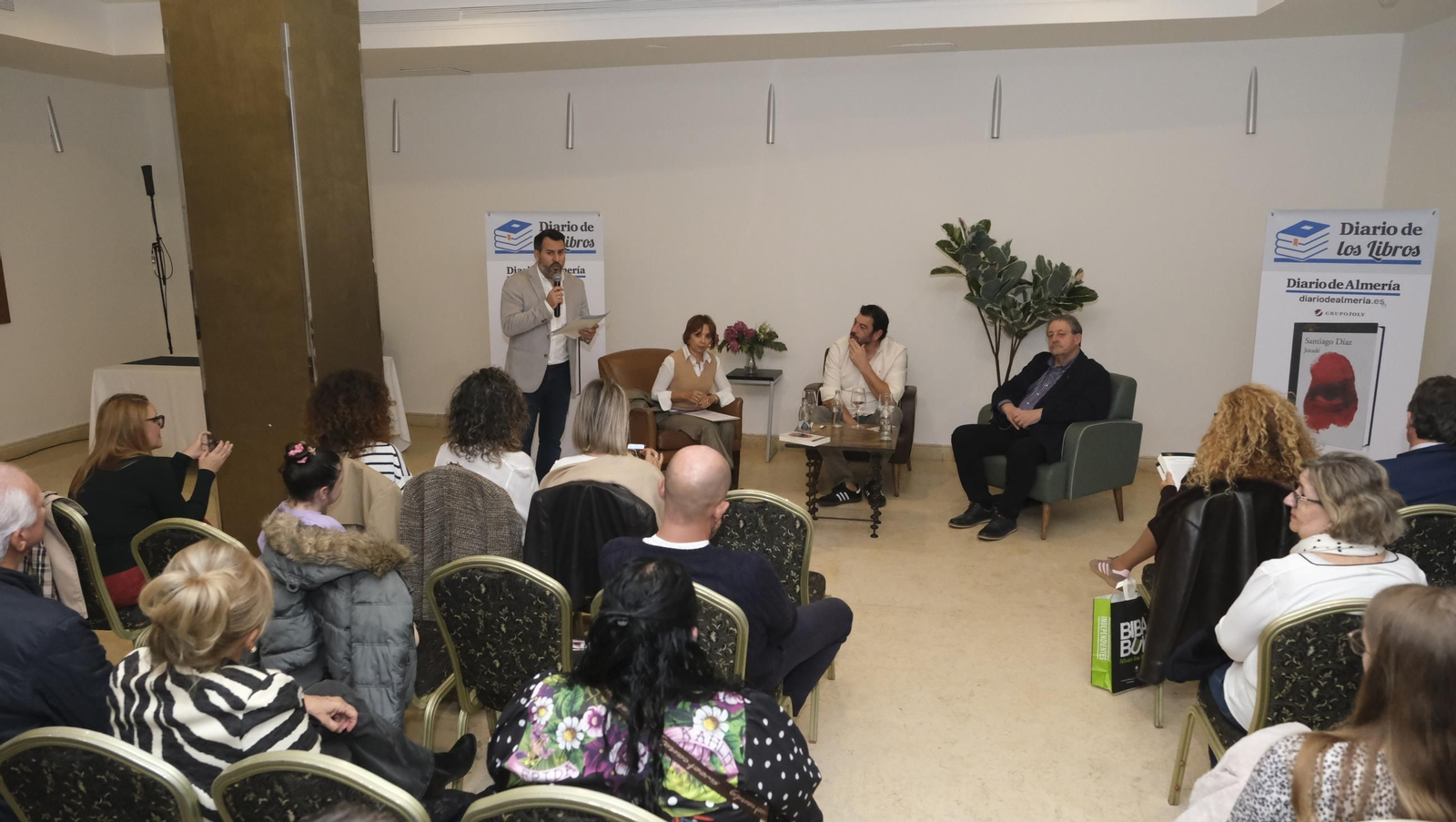 Iván Gómez dirigiéndose a los asistentes con María del Mar Ruiz y Diego Martínez y el autor Santiago Díaz en el Hotel Catedral.