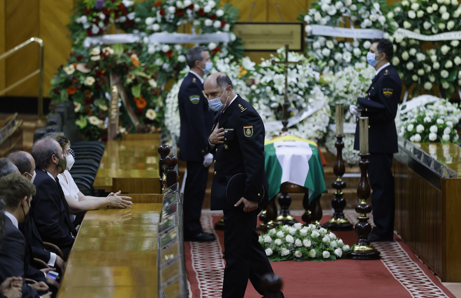 Las imágenes de la capilla ardiente de Manuel Clavero en el Parlamento de Andalucía