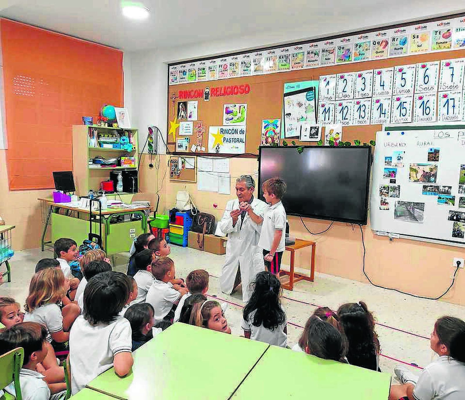 Ofrece servicios como aula matinal, comedor, actividades extraescolares o servicio de orientación psicopedagógica.