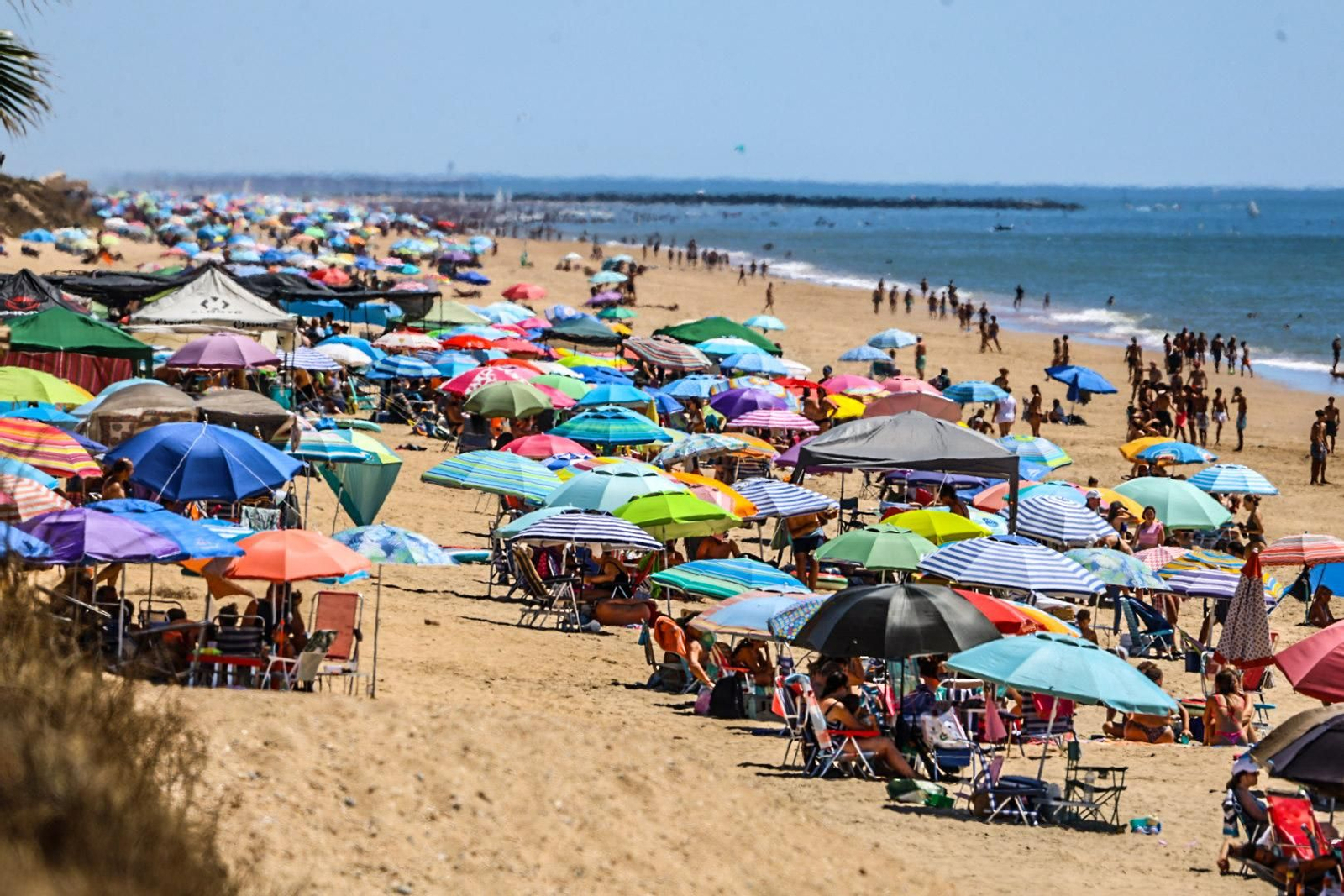 Imágenes de la soleada mañana de playa en Punta Umbría