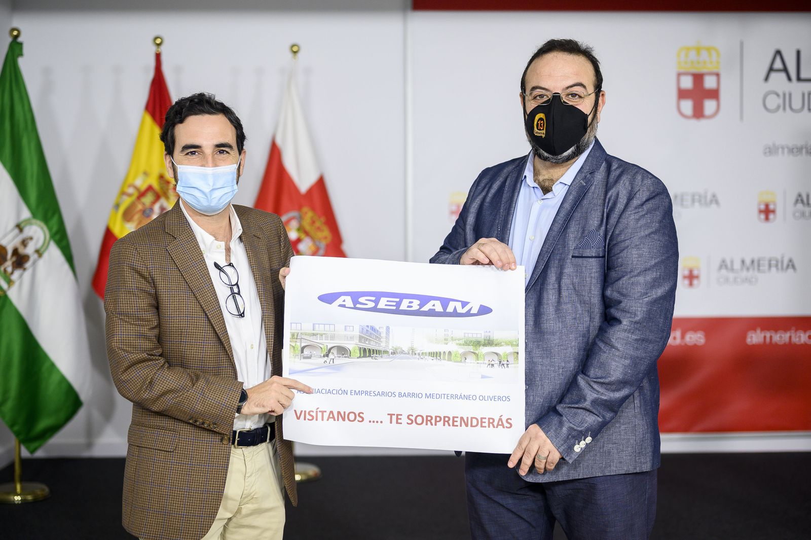 El concejal Carlos Sánchez  y el presidente de la nueva asociación de comerciantes y empresarios, Jesús Ibáñez