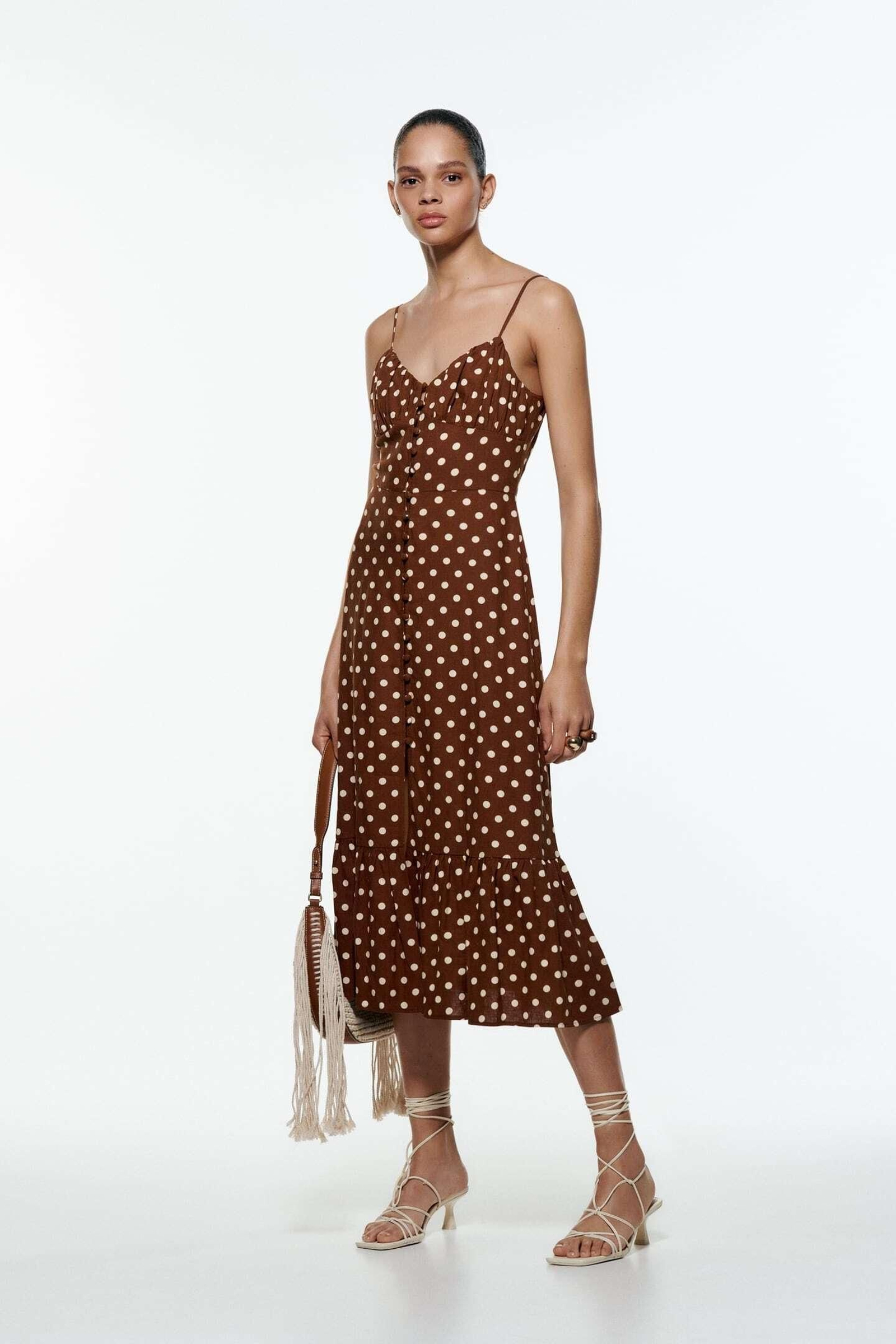 Vestido de lunares marrón de Zara. Vestido de lunares marrón de Zara.