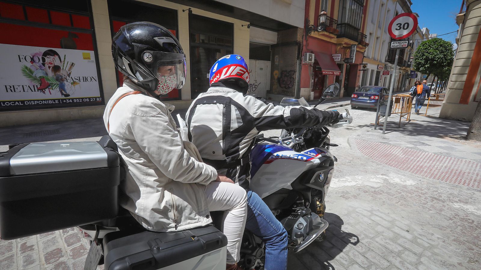 Un motorista en la calle Honda de Jerez