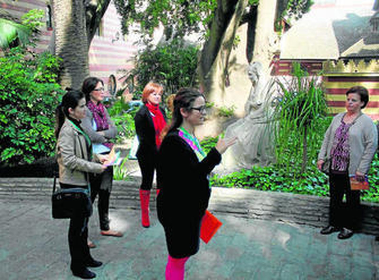 La ruta 'Sabores y saberes con nombre de mujer' incluye una parada junto a La Infantona del Palacio Municipal.