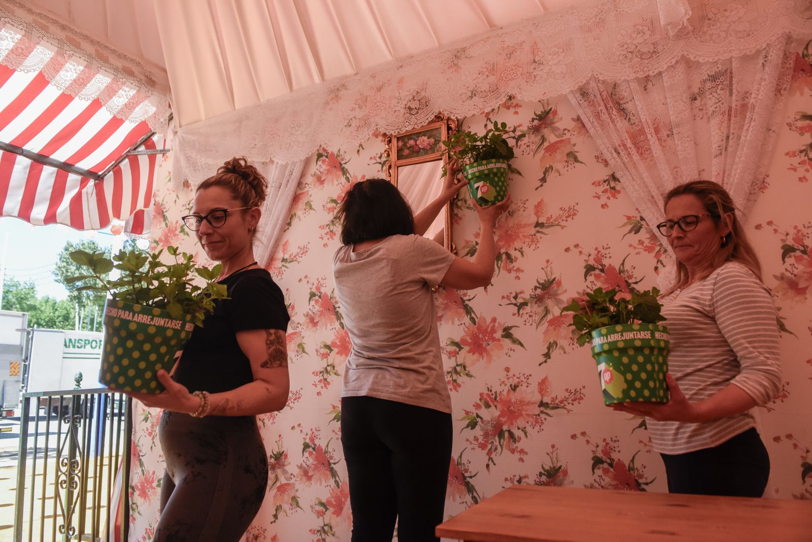 Imágenes de los últimos preparativos de la Feria de Sevilla 2024