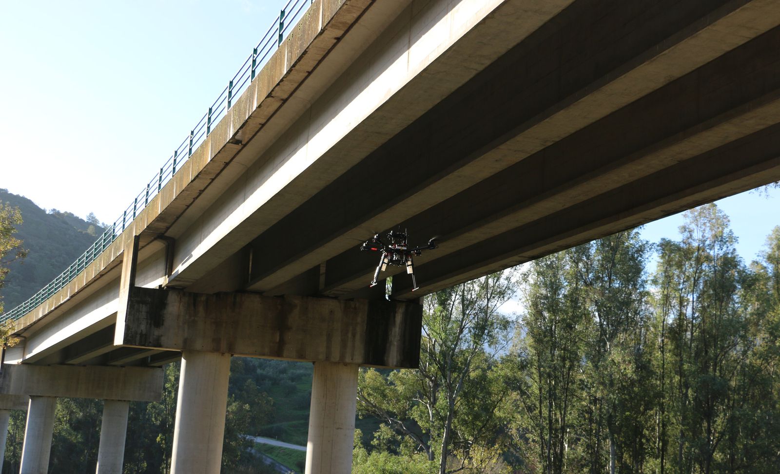 Uno de los drones utilizados ayer, bajo el puente de La Nava, en Algodonales.