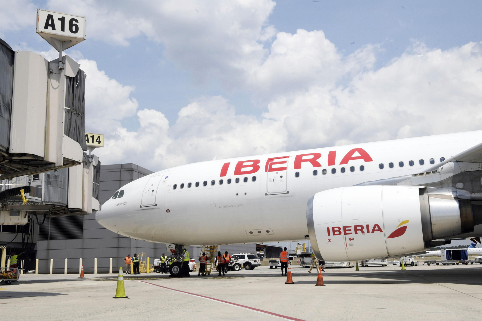 Airbus A330-200 de Iberia preparándose para repostar