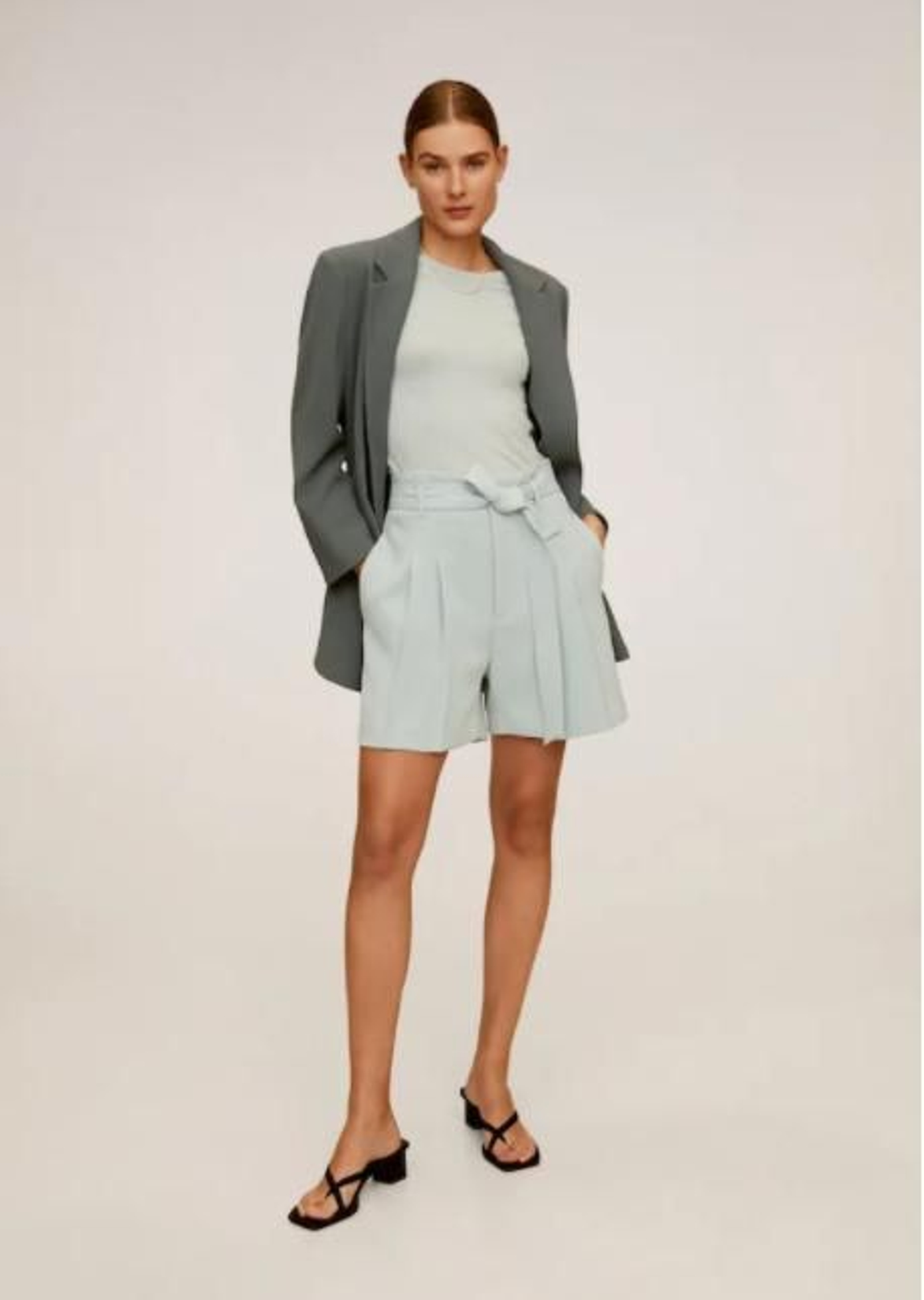 Las bermudas celestes de Mango outlet.