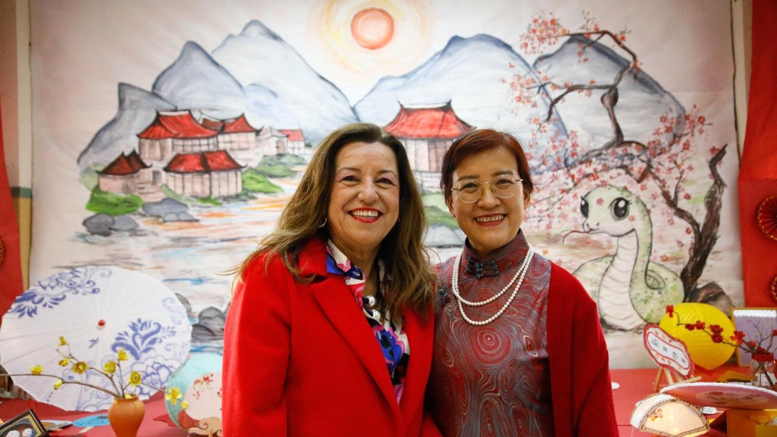 La consejera, Mari Carmen Castillo Mena, junto a una docente del CEIP Madre de la Luz que imparte la asignatura de Chino