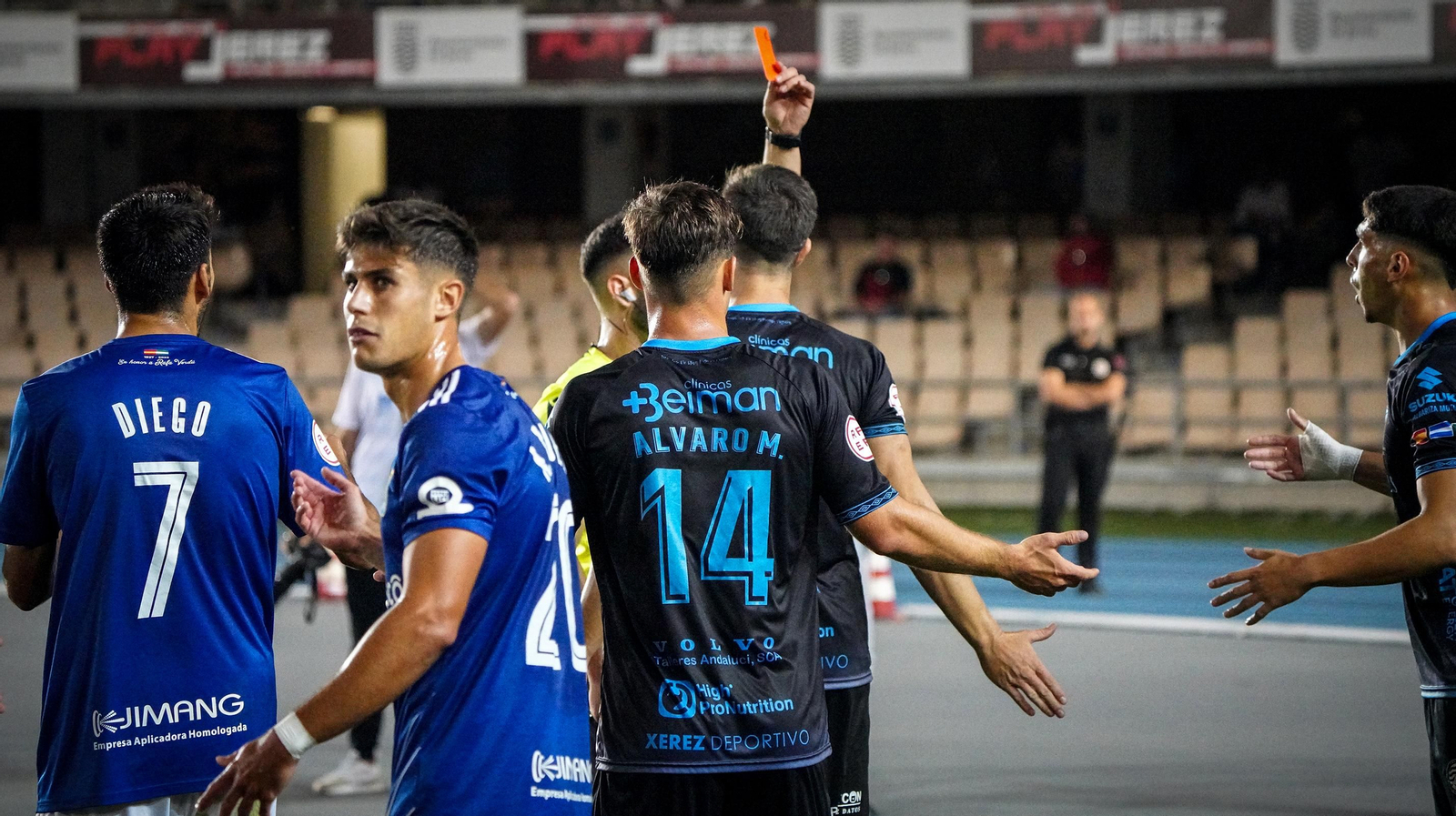 El colegiado del derbi le muestra la cartulina roja a Hugo.