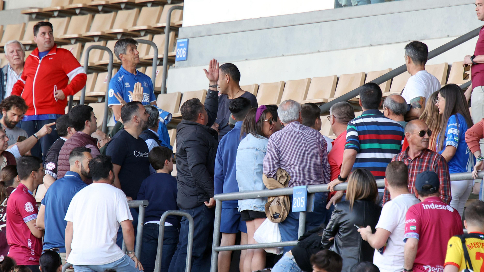 Bronca y tensión al final del Xerez DFC-Recreativo Granada
