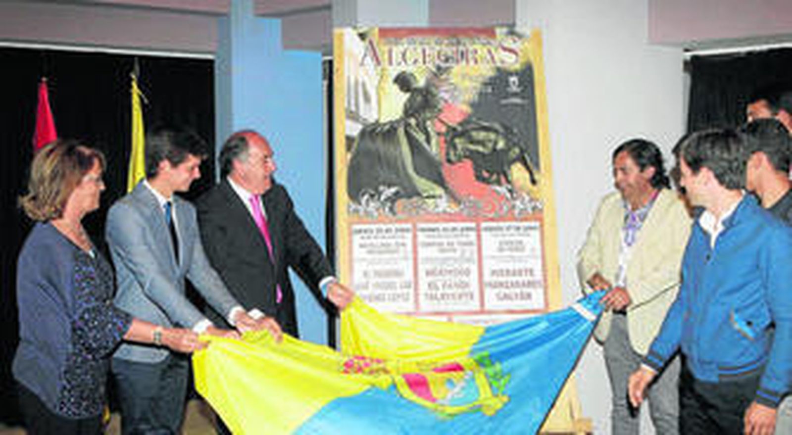 Imagen del descubrimiento del cartel taurino, ayer en el edificio Guillermo Pérez Villalta.