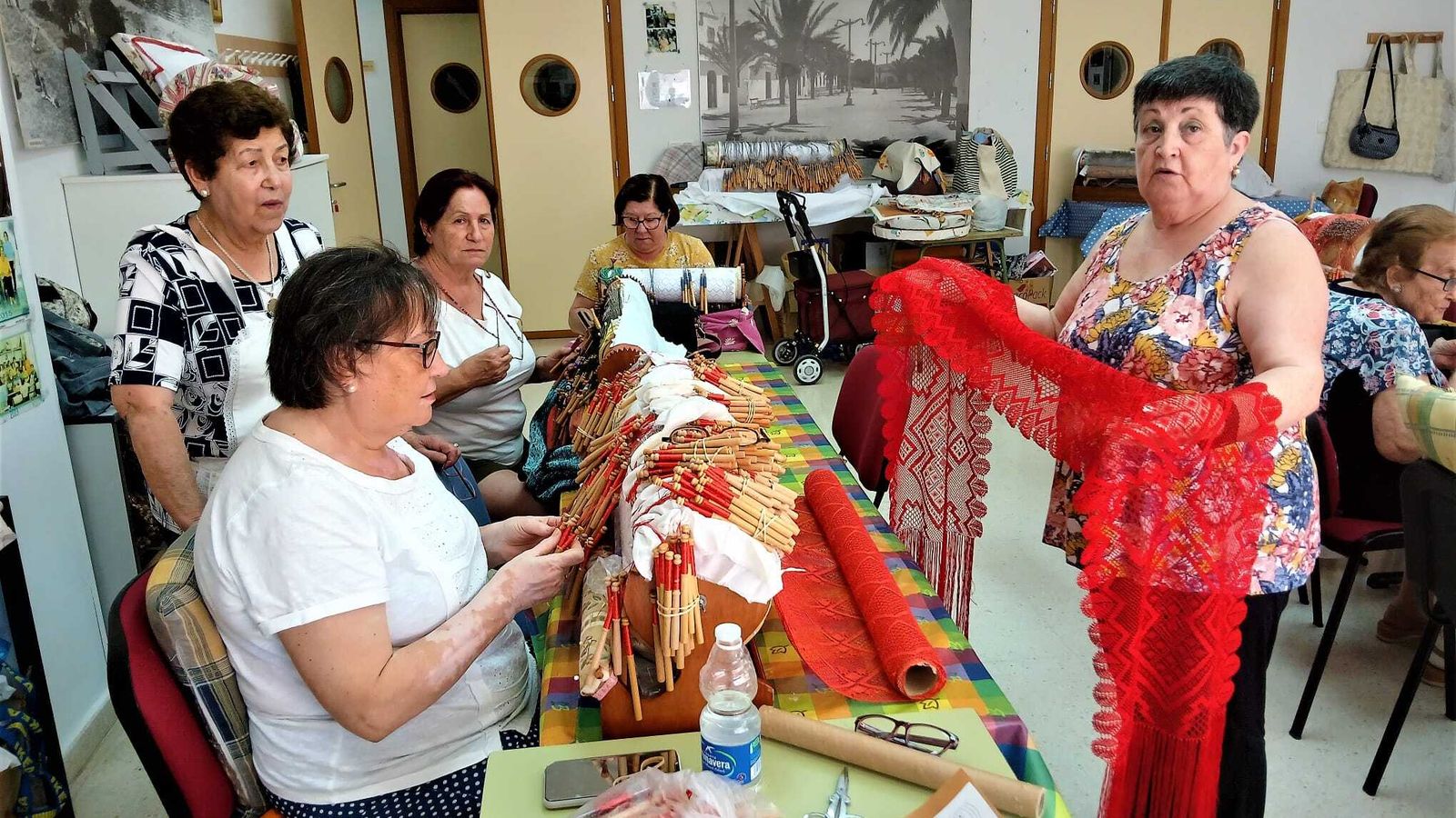 Alumnas del taller de bolillos junto a la profesora Ascensión Gómez.