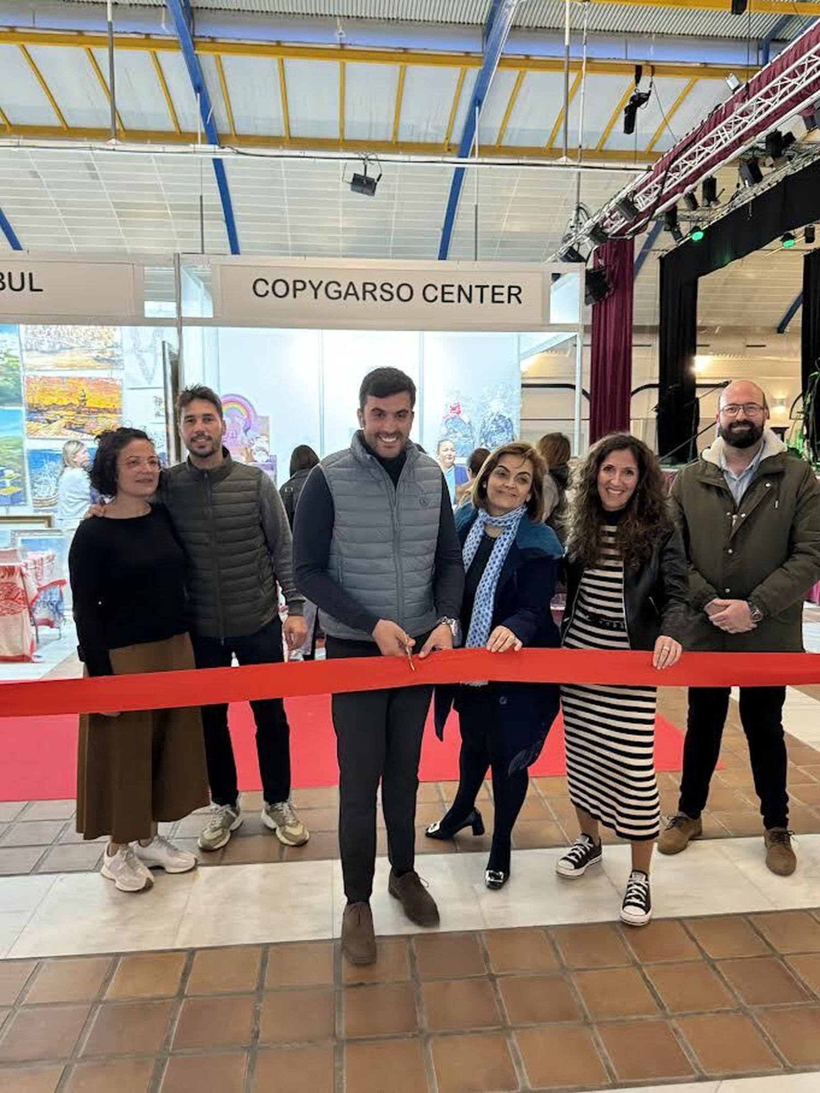El alcalde en el simbólico acto de corte de la cinta inaugural
