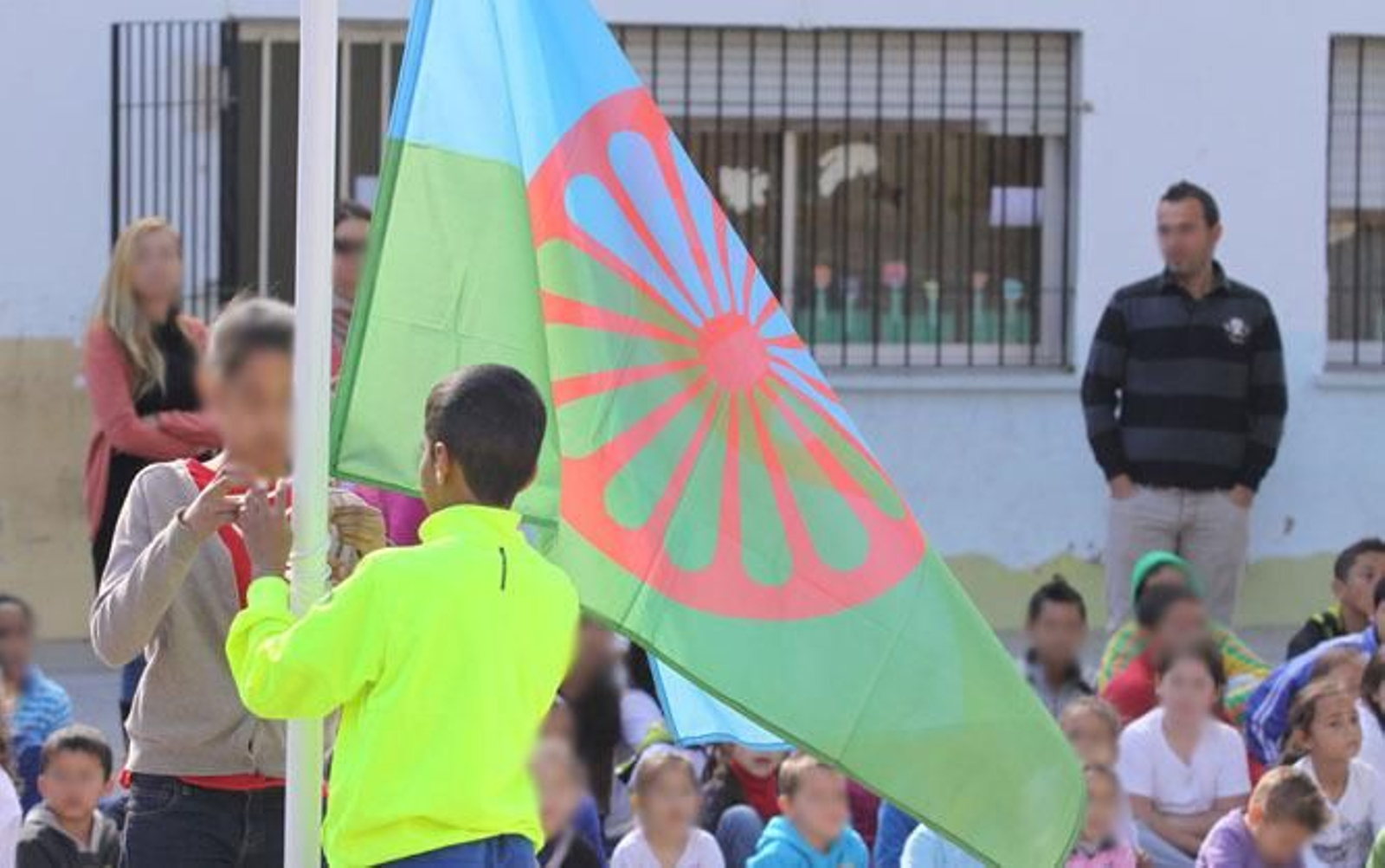Niños con una bandera gitana