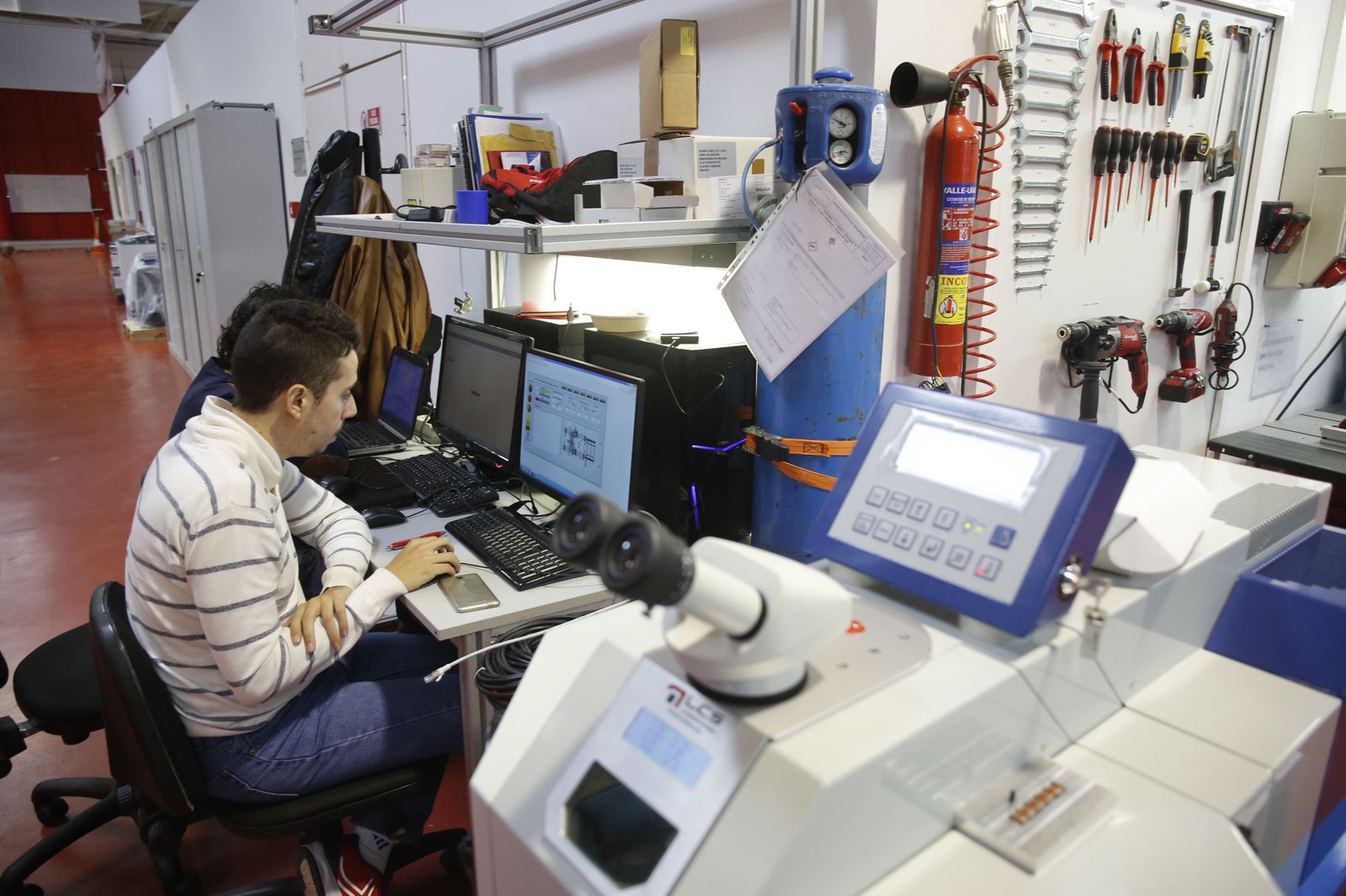 Un hombre trabaja en una empresa malagueña