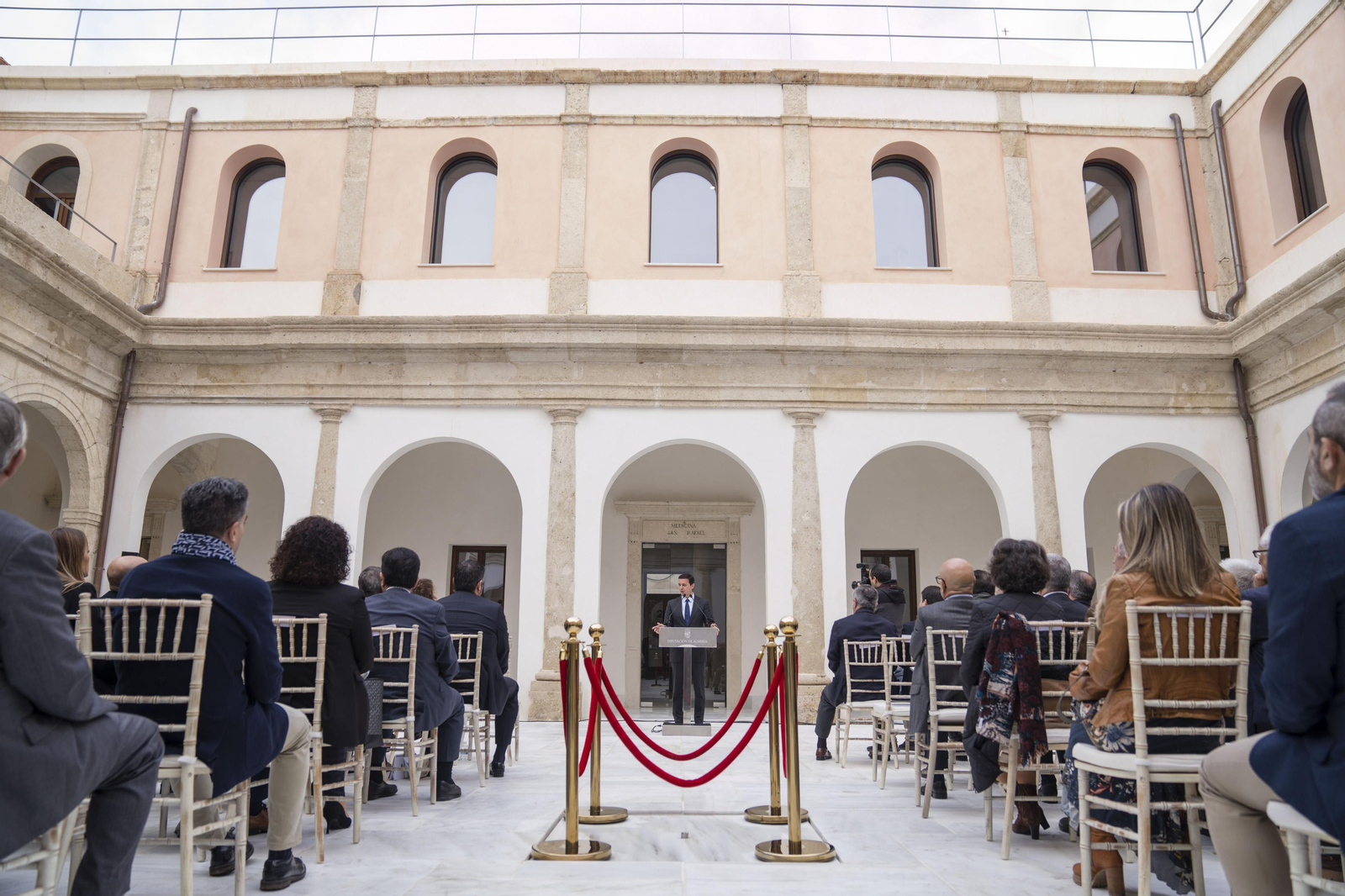 Javier A. García durante una de las visitas a las obras de restauración del Hospital Provincial, sede del Museo.