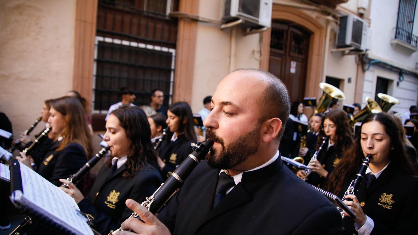 Vea la salida de la Hermandad de Los Ángeles de la Catedral de Almería