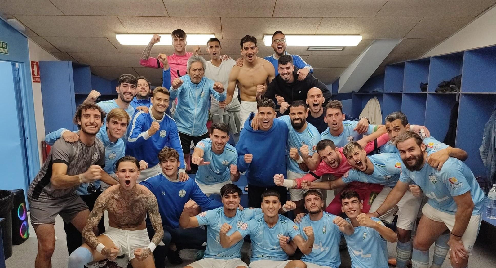 Los jugadores del Ciudad de Lucena celebran el triunfo.