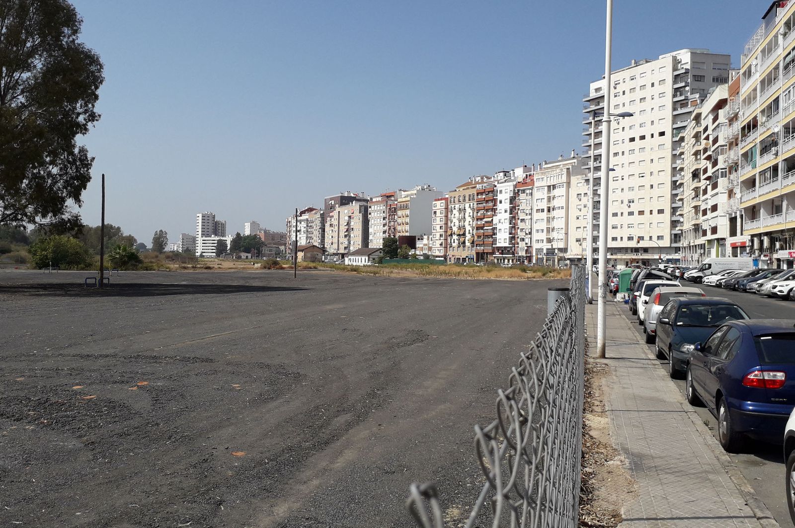 Parking provisional habilitado junto a la avenida Miss Whitney.