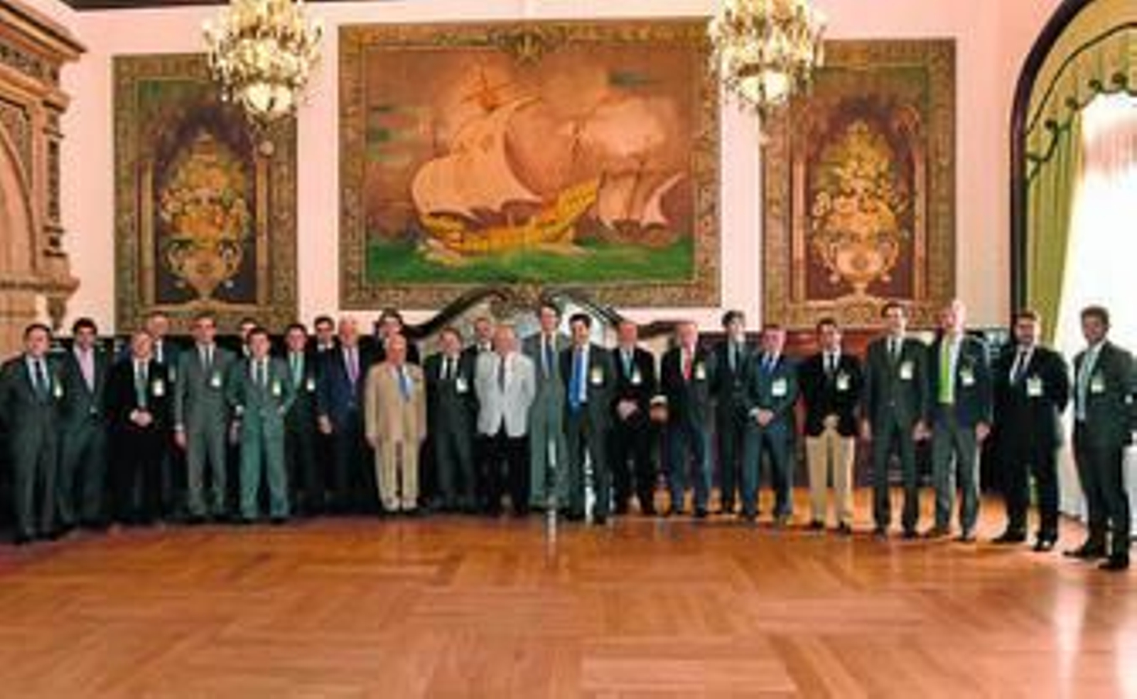 Foto de familia previa al almuerzo-coloquio organizado por la APD y Deloitte, en el Hotel Alfonso XIII de Sevilla.