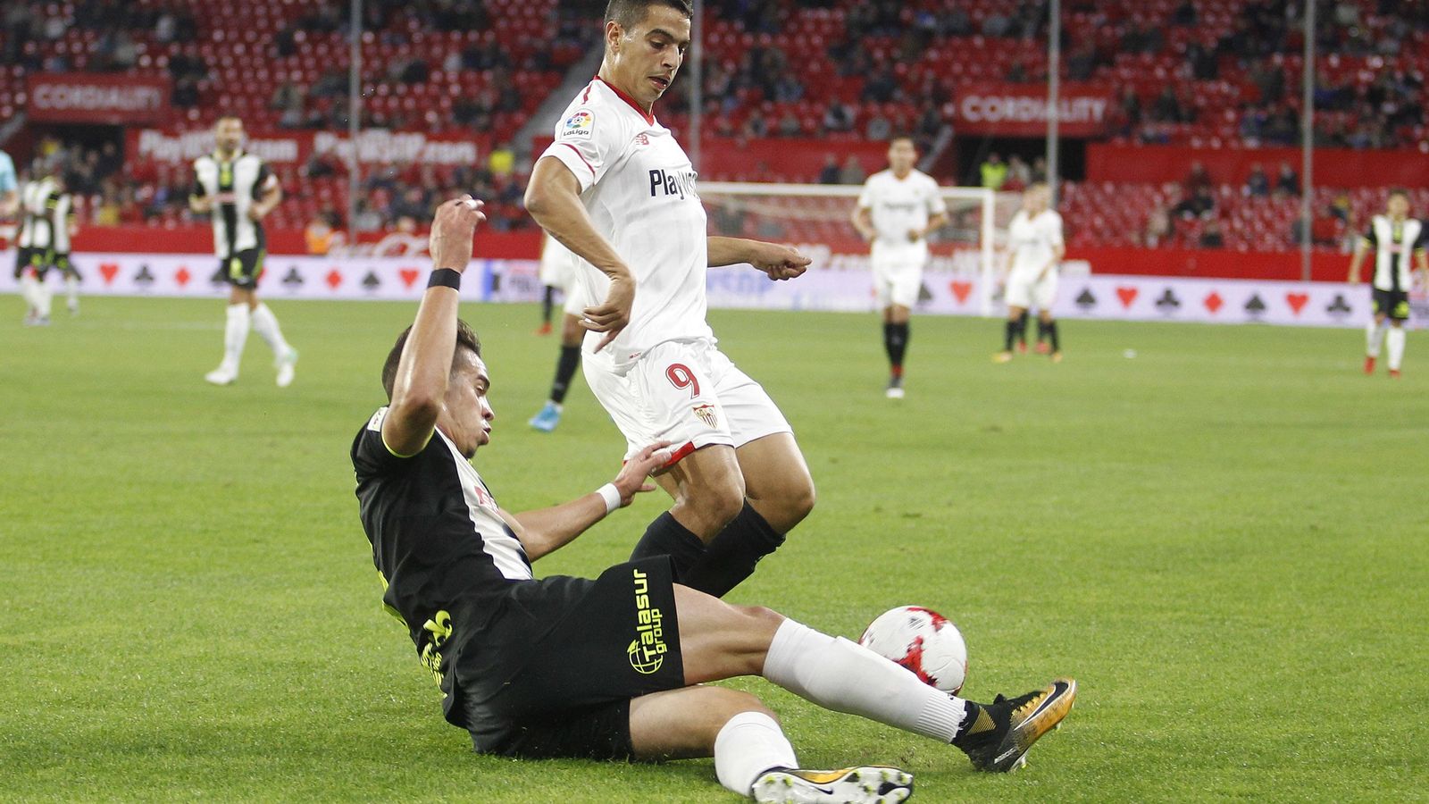 Ben Yedder recibe una entrada.