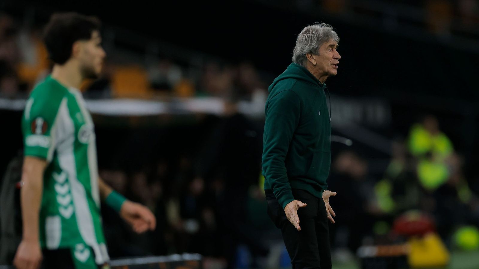 Manuel Pellegrini da instrucciones a sus jugadores en presencia de Abde durante el partido contra el Feyenoord.