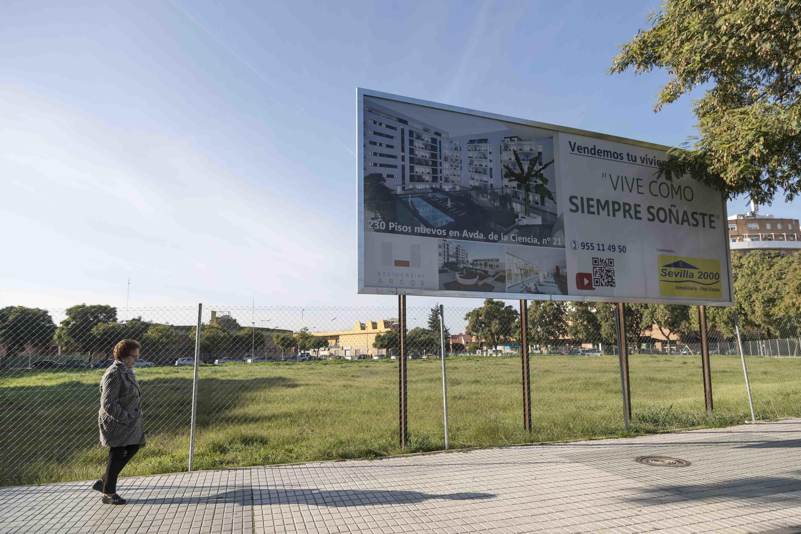 Una parcela, situada en Sevilla Este, donde se anuncia una promoción de viviendas.