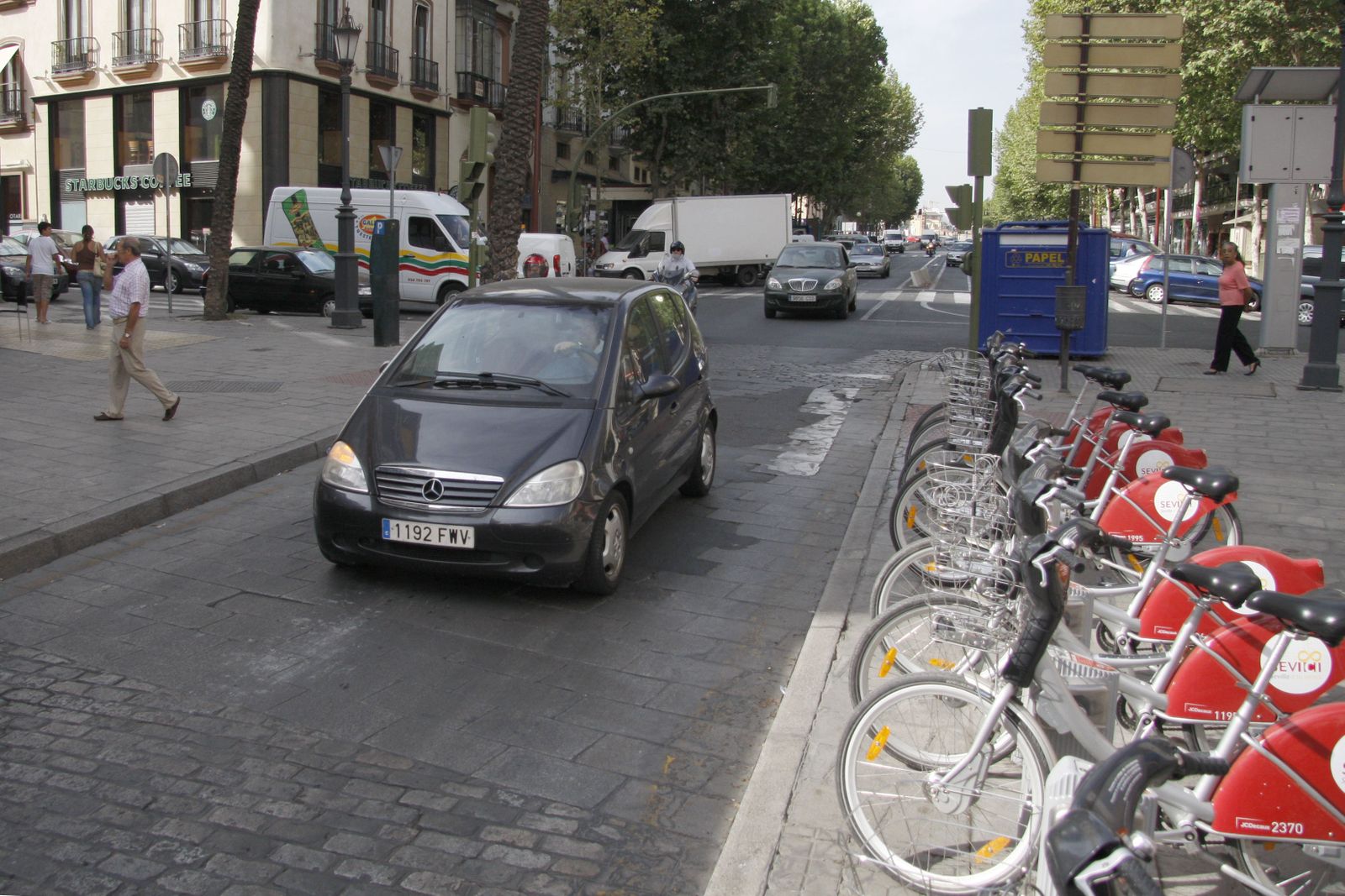 Vista de Reyes Católicos a la altura de la calle Santas Patronas.