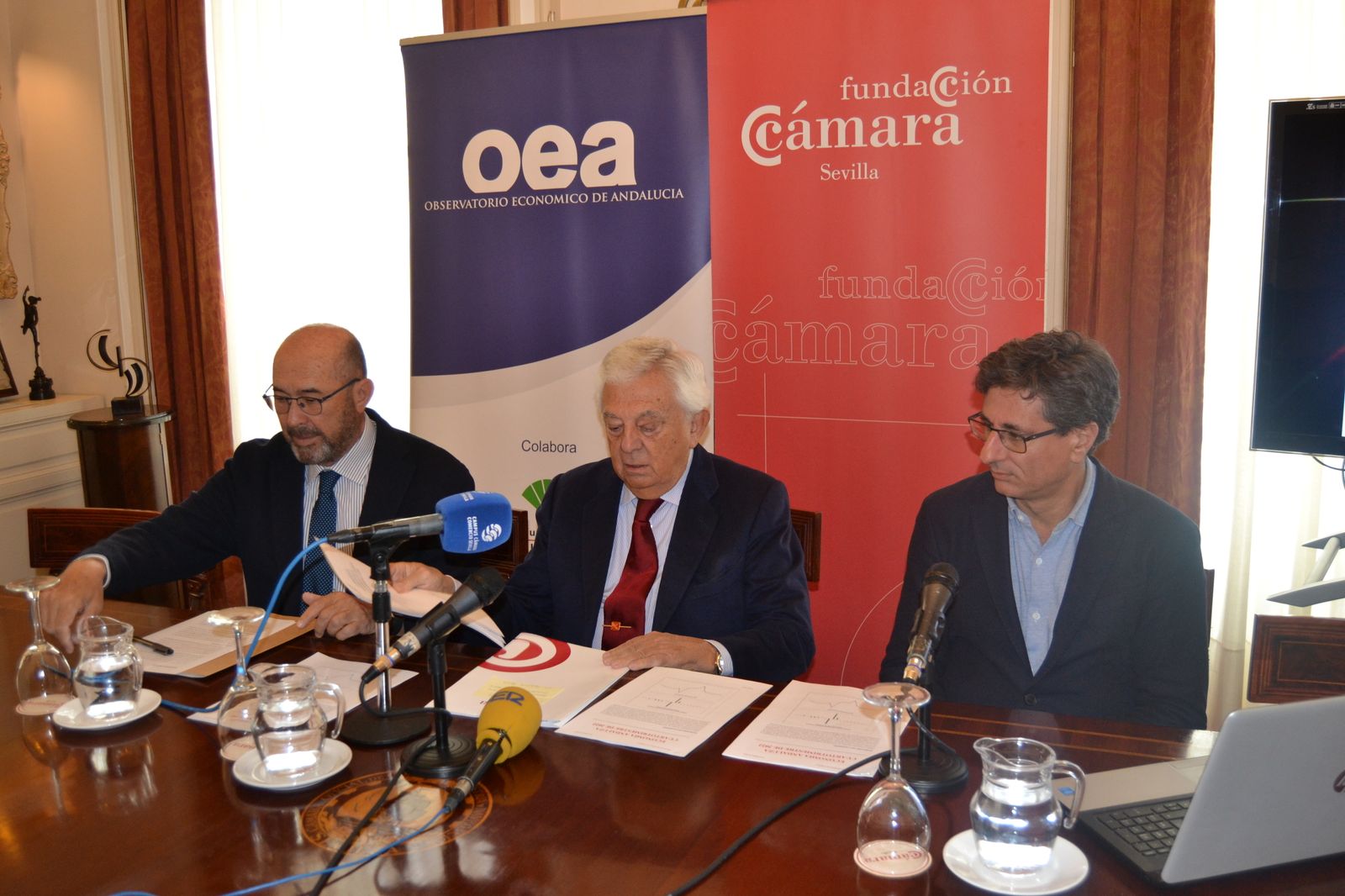 Francisco Ferraro, presidente del OEA; Francisco Ferraro, presidente de la Cámara de Comercio de Sevilla; y Manuel Hidalgo, profesor de Economía de la Pablo de Olavide