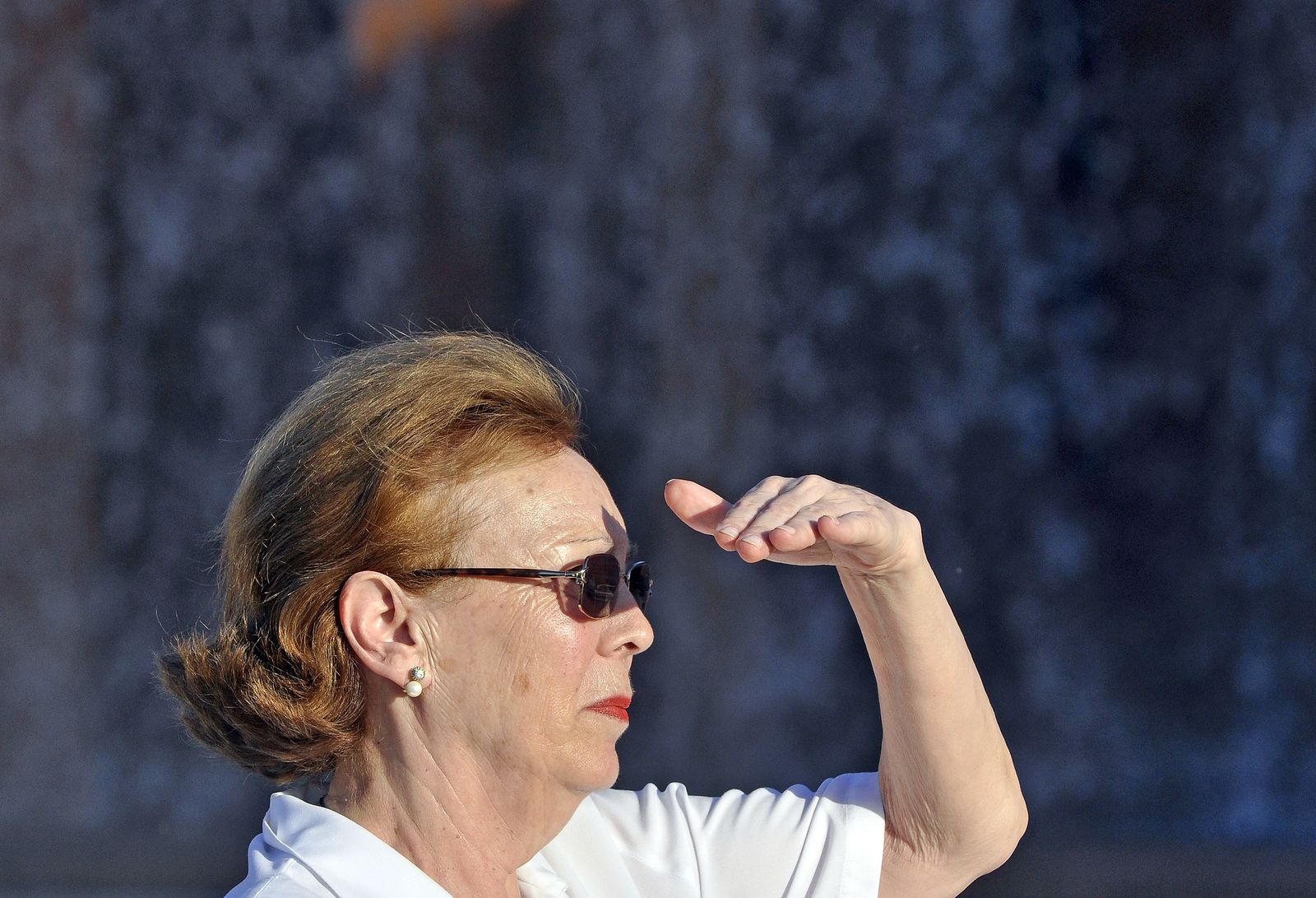 Una mujer se protege del sol, en una imagen de archivo.