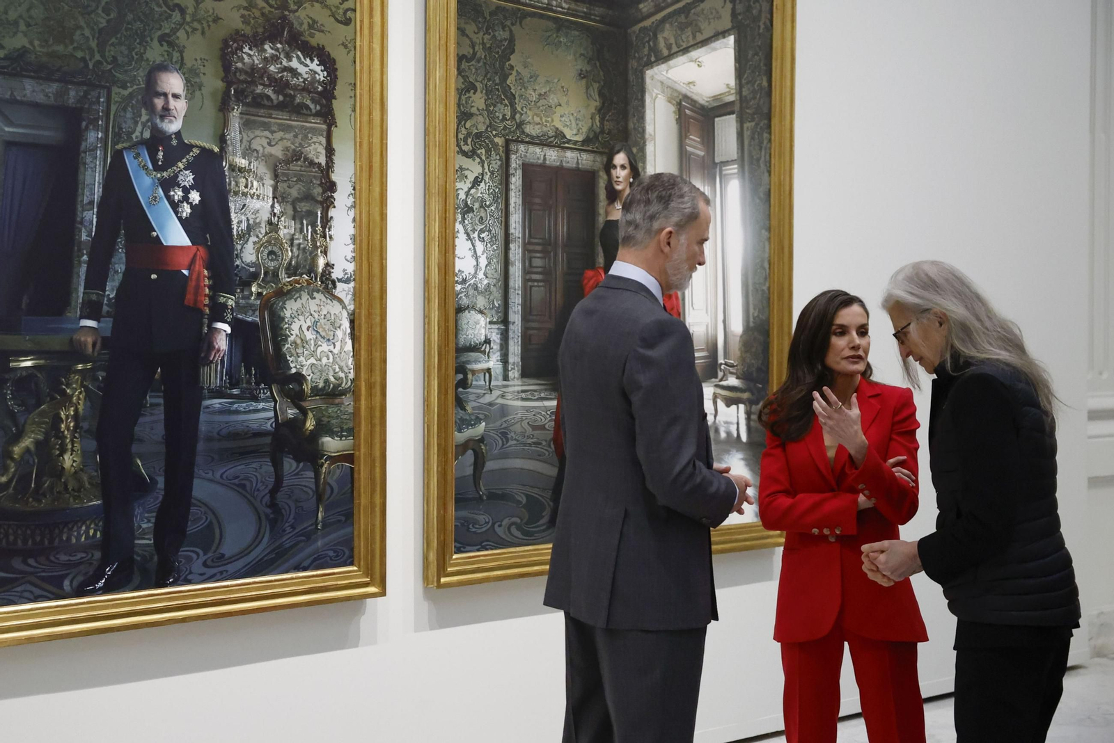 Las fotos de la visita de los Reyes a la exposición con los retratos de Annie Leibovitz