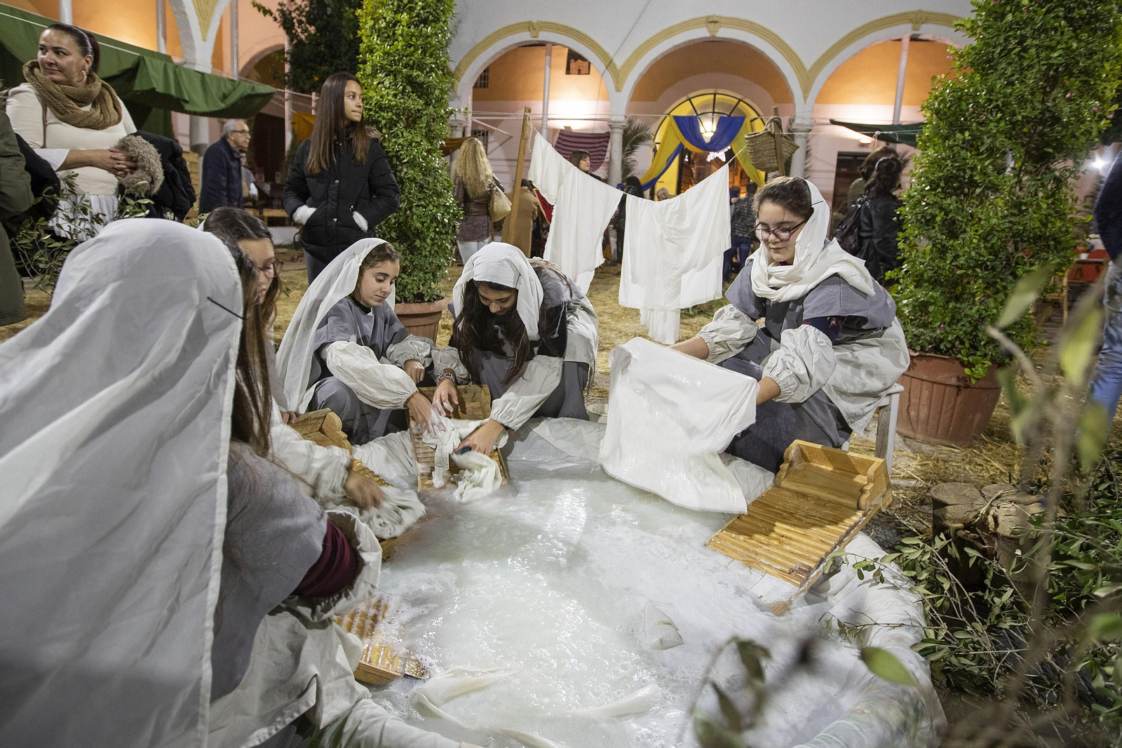Papá Noel y un belén viviente ambientan San Fernando