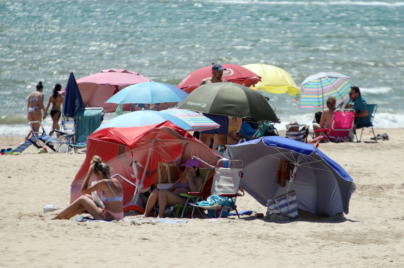 Imágenes de ambiente en la playa en la tarde del sábado