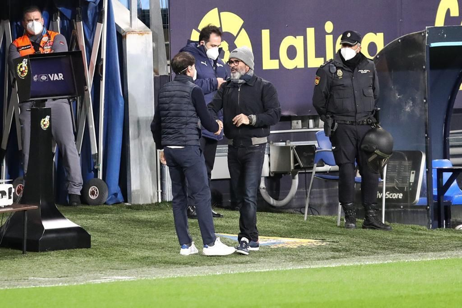 Álvaro Cervera saluda a Marcelino García Toral antes del pitido inicial.