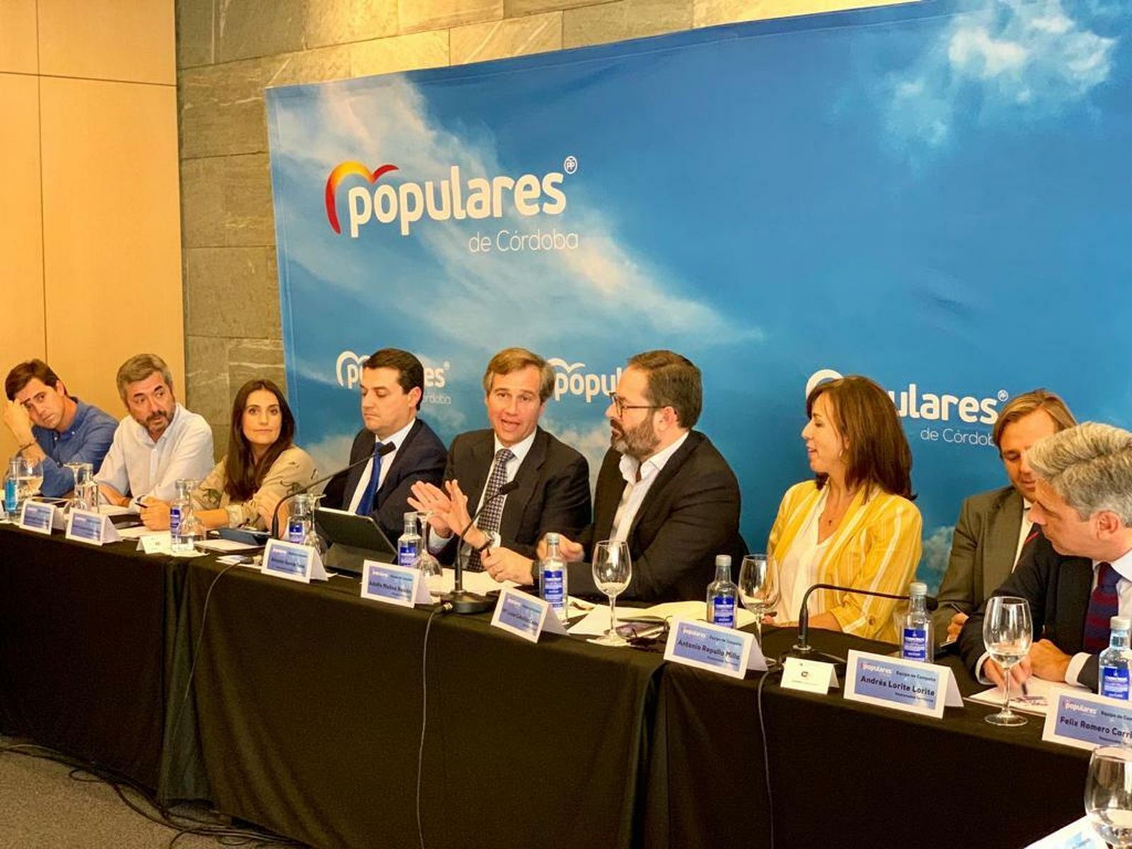 Antonio González Terol, en el centro, en la reunión del equipo de campaña del PP.