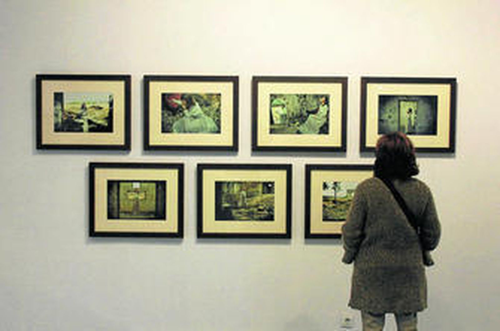 Una visitante observa algunas de las instantáneas presentes en la muestra.