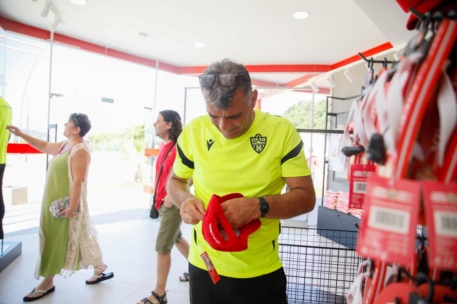 Las imágenes de la campaña de abonos de la UDA y apertura de la tienda del club