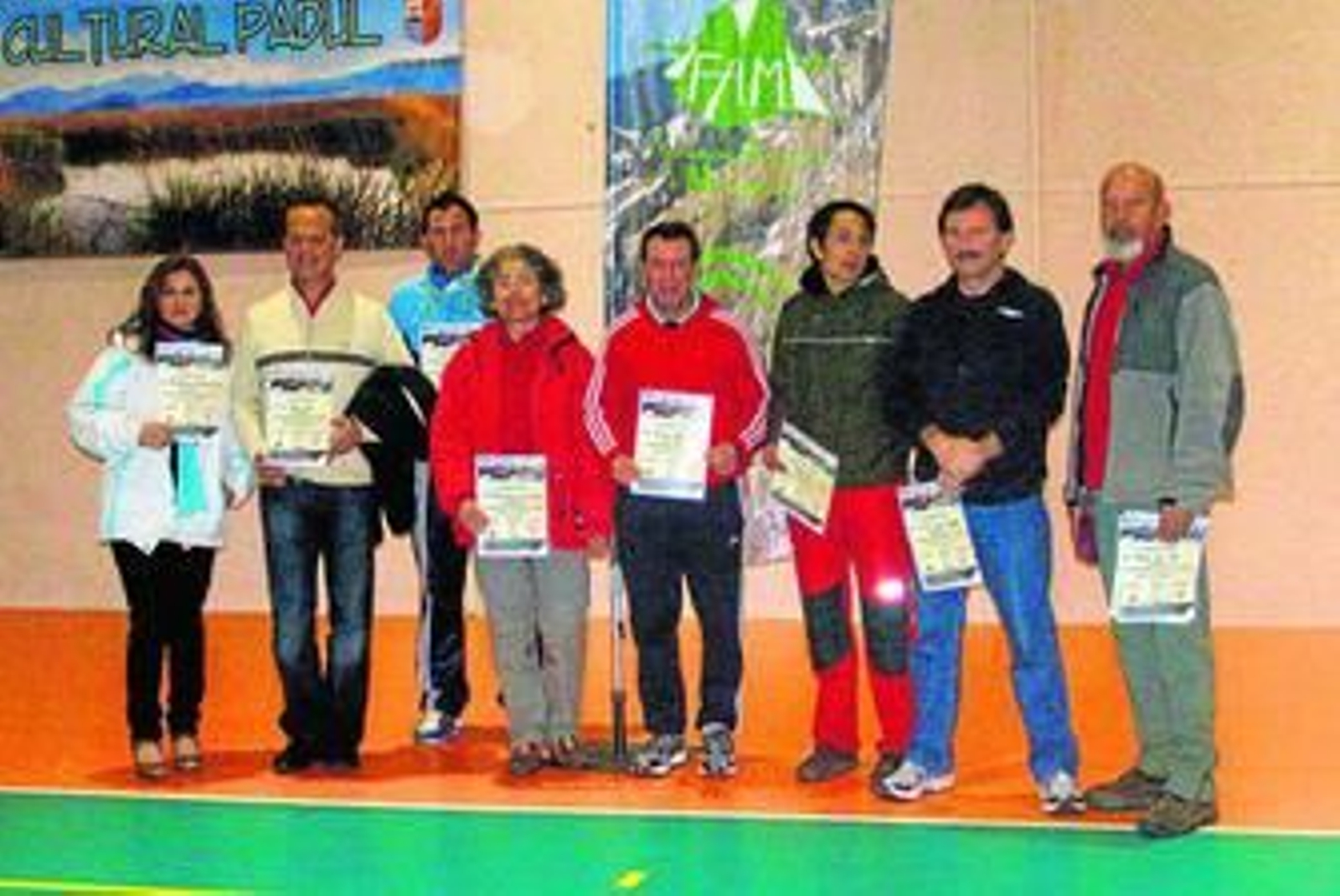 El equipo de marchadores de Quercus recoge sus diplomas de la travesía de Sierra Nevada. El equipo de marchadores de Quercus recoge sus diplomas de la travesía de Sierra Nevada.