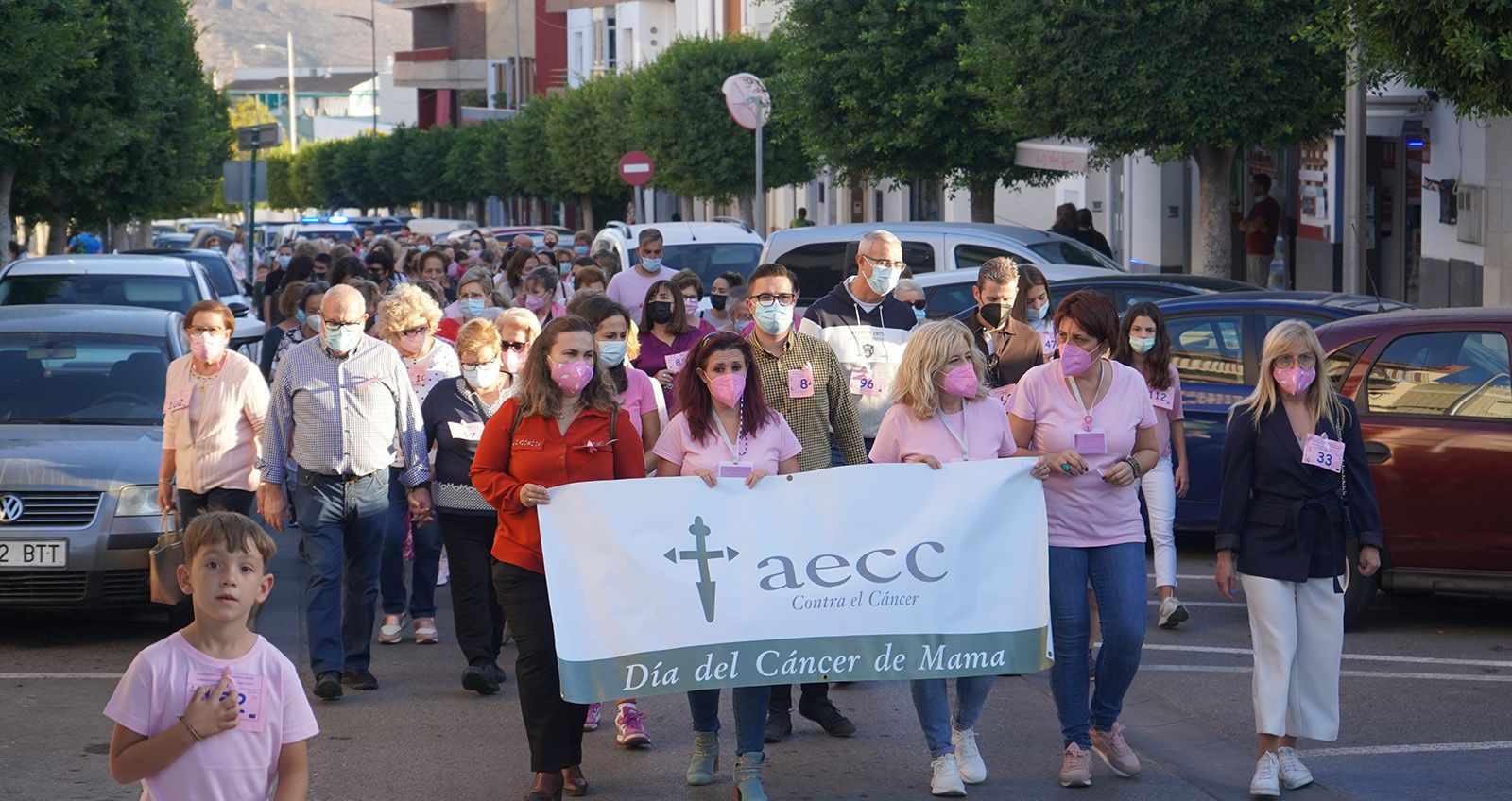 La lucha contra el cáncer tiñe de color rosa las calles del municipio en la tarde  hoy miércoles
