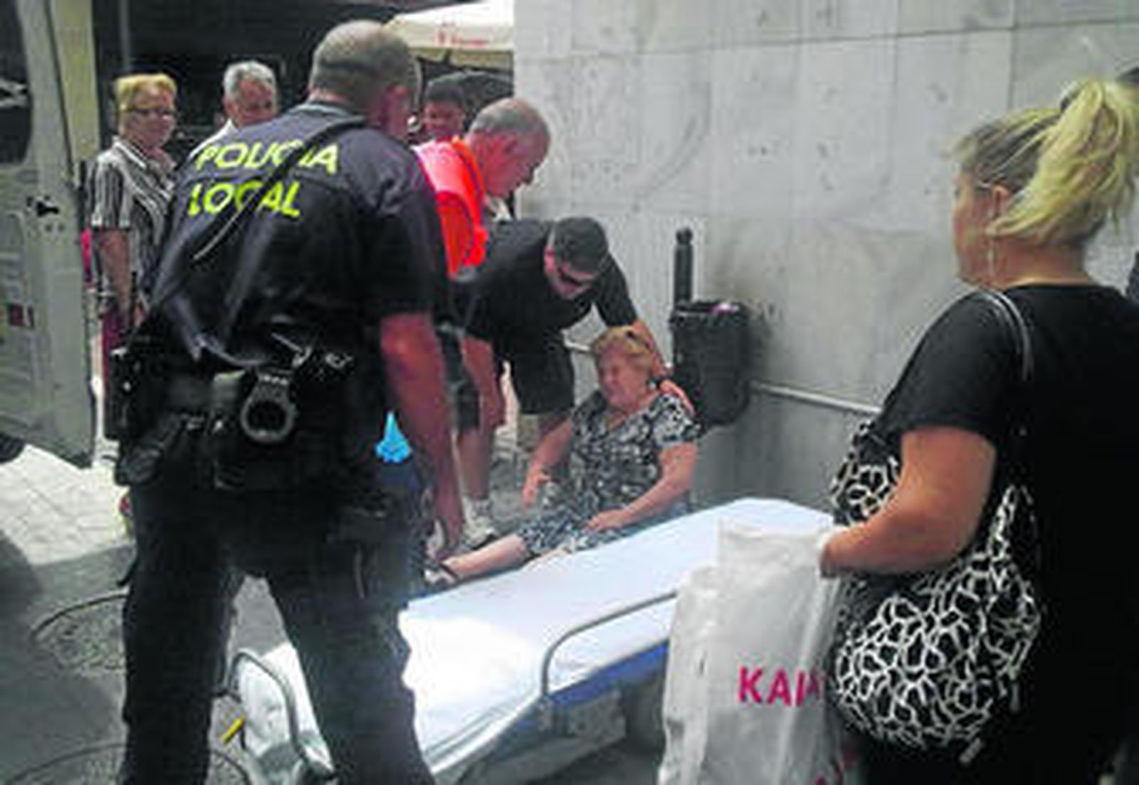 La mujer, ayer en el suelo tras sufrir la caída.