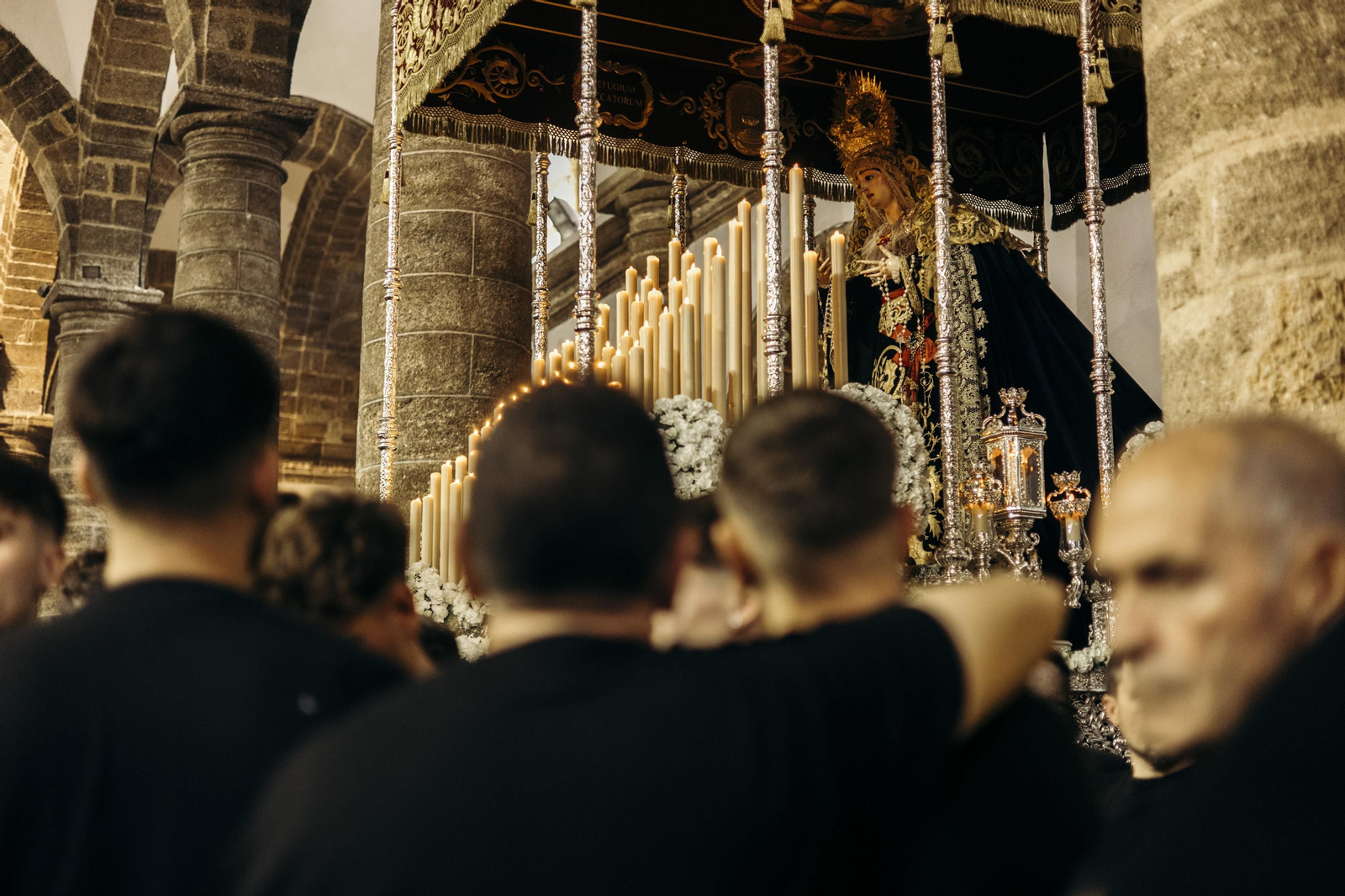 Las imágenes de la cofradía de Sanidad este Martes Santo en la Semana Santa de Cádiz de 2024
