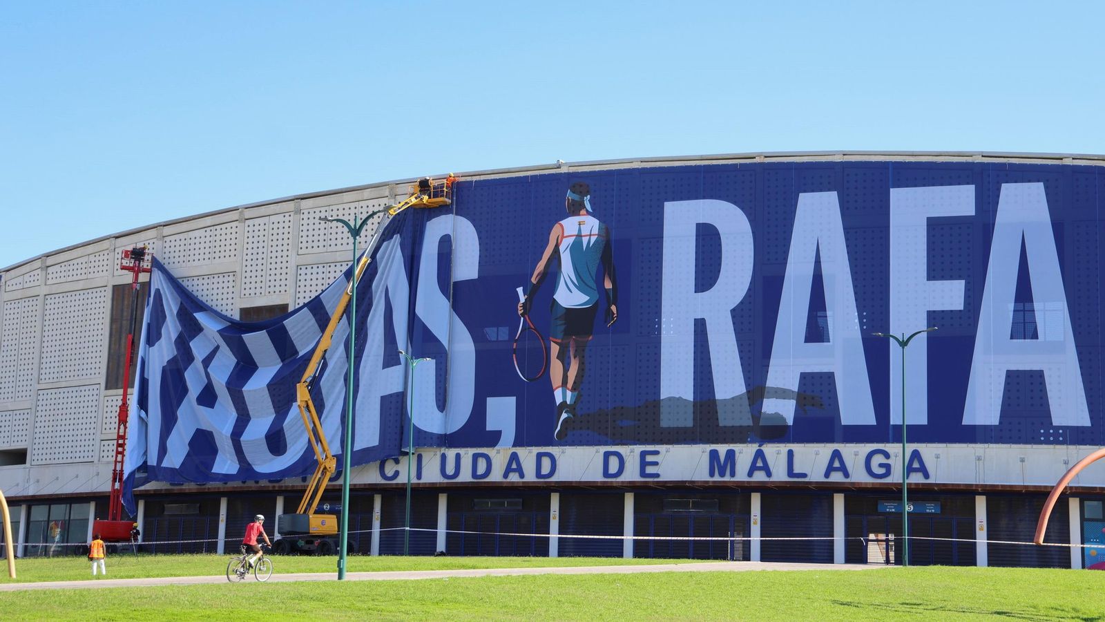 La pancarta de homenaje a Rafa Nadal en el Ciudad de Málaga, en imágenes