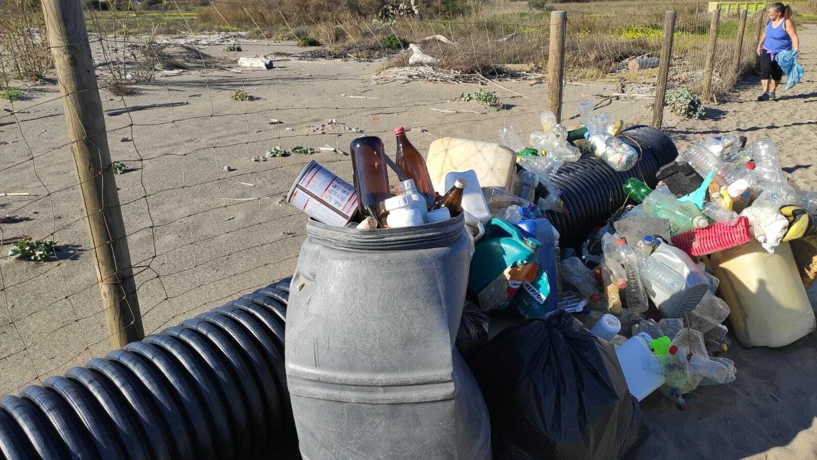 Parte de la basura recogida en la desembocadura del Guadalhorce.