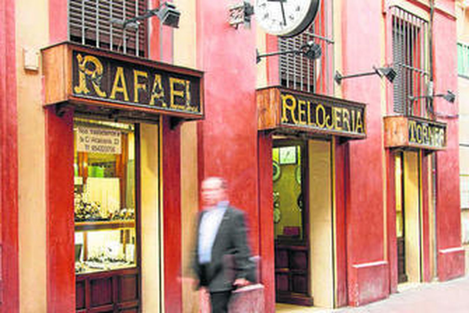 El nuevo local de la calle Alcaicería donde se instalará la Relojería Torner.