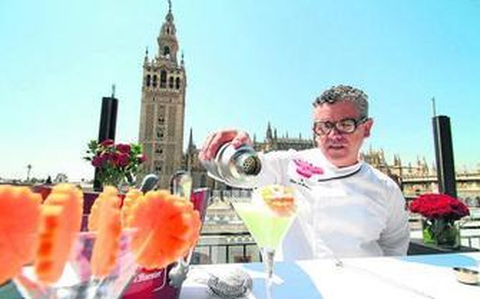 1. El campeón del mundo de coctelería Manuel Martín fue el encargado de mostrar este martes su Magic Garden, uno de los cócteles estrella para este verano en la terraza. 2. El chef Fran Trigo presentaba a los medios algunos de los platos de la nueva carta de temporada. 3. Tartar de atún de la almadraba, uno de sus platos.
