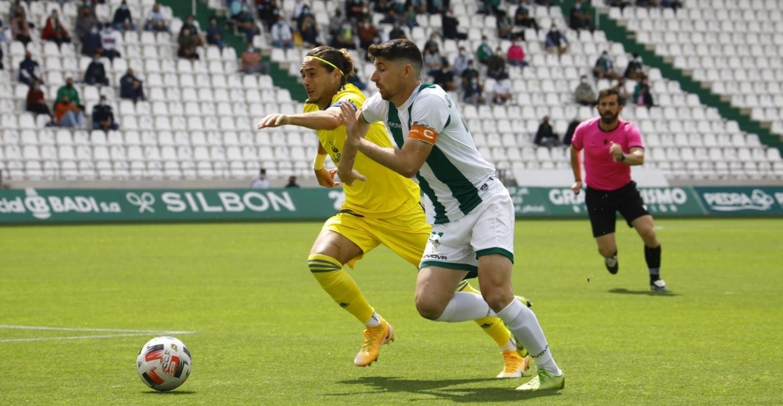 Javi Flores es presionado por Carrasco.