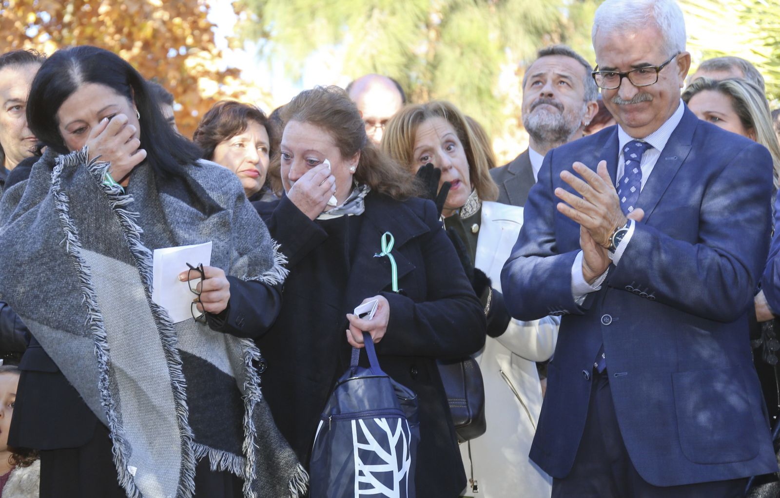 Placa instalada sobre el monolito junto a los restos de García Caparrós en el Jardín del Recuerdo.